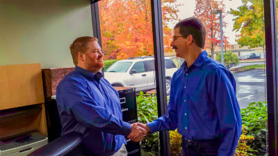 tom_tim-shaking-hands